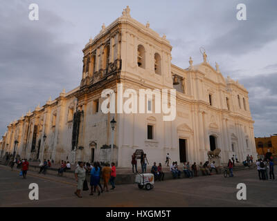 Kathedrale von Leon Nicaragua mit berühmten Löwenstatue Basilika Catedral De La Asuncion: Fassade der Kathedrale vom Hauptplatz, Leon, Nicaragua Stockfoto