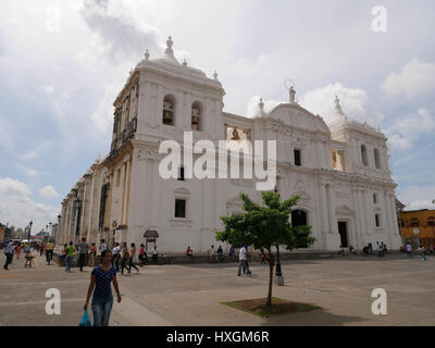 Kathedrale von Leon Nicaragua mit berühmten Löwenstatue Basilika Catedral De La Asuncion: Fassade der Kathedrale vom Hauptplatz, Leon, Nicaragua Stockfoto