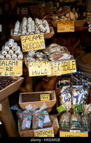 Traditionelle Norcineria Shop Verkauf von Norcia Salamis, Norcia, Umbrien, Italien Stockfoto