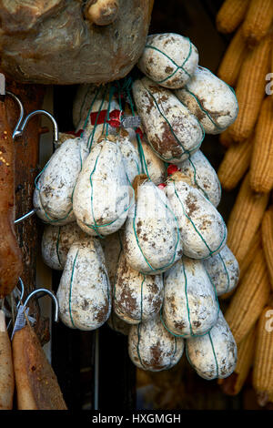 Traditionelle Norcineria Shop Verkauf von Norcia Salamis, Norcia, Umbrien, Italien Stockfoto