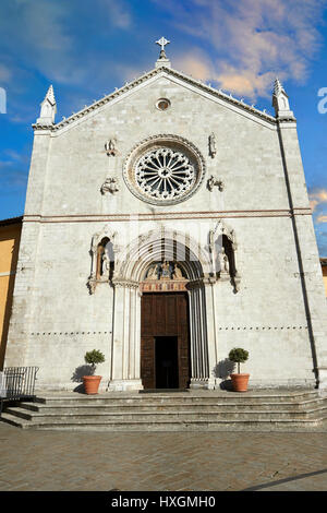 Die gotische Fassade der Kirche von St. Benedikt, vor dem Erdbeben 2106, Piazza San Benedetto, Norcia, Umbrien, Italien Stockfoto