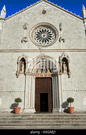 Die gotische Fassade der Kirche von St. Benedikt, vor dem Erdbeben 2106, Piazza San Benedetto, Norcia, Umbrien, Italien Stockfoto