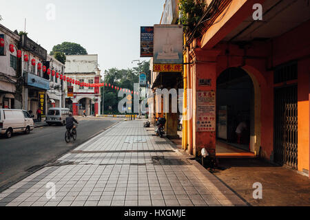 Kuala Lumpur, Malaysia - 17. März 2016: Mann mit dem Fahrrad auf der Straße von Chinatown, Kuala Lumpur, Malaysia am 17. März 2016. Stockfoto