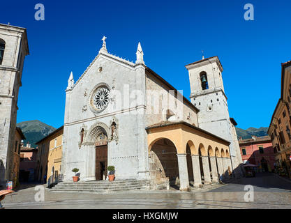 Die Kirche des Heiligen Benedikt, vor dem 2106 Erdbeben und der Geburtsort des Heiligen Benedikt, Piazza San Benedetto, Norcia, Umbrien, Italien Stockfoto