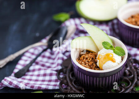 Apple crumble knackig Dessert mit Vanille-Eis Stockfoto