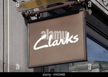 London, UK, 27. Februar 2011: Clarks Logo Werbeschild außerhalb eines seinen Schuh und Schuhbedarf in der Innenstadt Stockfoto