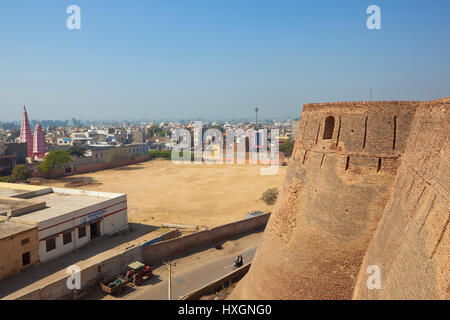 ein Blick auf Hanumangarh Stadt in Rajasthan Indien mit hindu-Tempel und der Seite des Bhatner Kastellmauern unter blauem Himmel Stockfoto