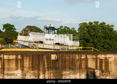Panamakanal - Gatun Schleusen an einem bewölkten Sommertag Stockfoto