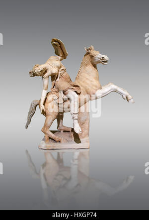 Römischen Marmorskulptur einer Amazone zu Pferd, ein 2. Jahrhundert n. Chr., Inv 6407, National Museum of Archaeology, Neapel, grauer Hintergrund, Stockfoto