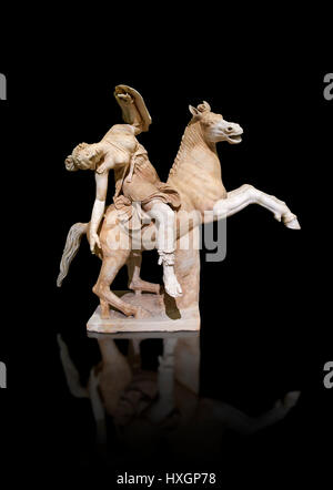 Römischen Marmorskulptur einer Amazone zu Pferd, ein 2. Jahrhundert n. Chr., Inv 6407, National Museum of Archaeology, Neapel, schwarzer Hintergrund, Stockfoto