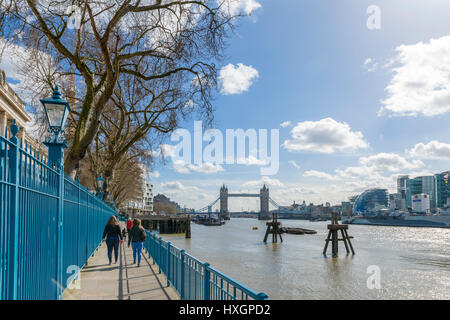 Die Thames Path im Zentrum von London mit Tower Bridge in der Ferne, England, UK Stockfoto