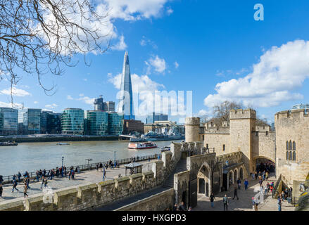 Tower of London. Blick über den Fluss Themse vom Tower of London mit Blick auf The Shard, London, England, UK Stockfoto