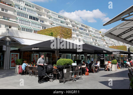 Ein Kellner aus Carluccios Italienisches Restaurant im Zentrum von The Brunswick Centre, Bloomsbury, London Stockfoto