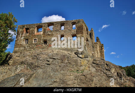 Mittelalterliche Ruinen der Burg Okor in Tschechien Stockfoto