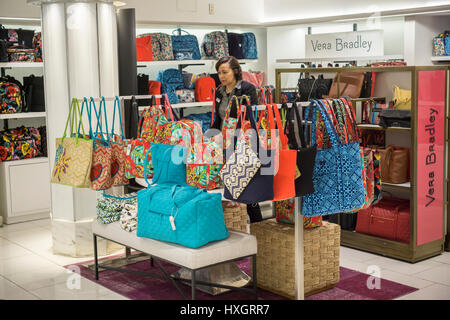 Ein Vertriebsmitarbeiter passt die Vera Bradley Auswahl von Handtaschen in Macy's Herald Square Flagship-Store auf Sonntag, 26. März 2017. (© Richard B. Levine) Stockfoto