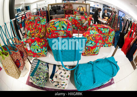 Vera Bradley Handtaschen in Macy's Herald Square Flaggschiff speichern auf Sonntag, 26. März 2017. (© Richard B. Levine) Stockfoto