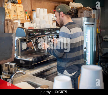 Ein Barista bereitet einen Espresso-Kaffee mit einer La Cimbali Marke Espresso-Maschine in New York auf Samstag, 25. März 2017. (© Richard B. Levine) Stockfoto