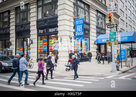 Ein Pier 1 Imports Geschäft am unteren Fifth Avenue in New York auf Samstag, 25. März 2017 ist mit Schildern, die Information der Käufer von den Rabatten im Inneren durch die Schließung des Ladens geschmückt. Pier 1 Imports zuvor angekündigt, dass es über einen Zeitraum von drei Jahren bis zu 100 Filialen geschlossen werden.  (© Richard B. Levine) Stockfoto