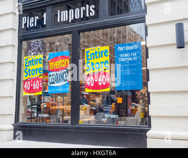 Ein Pier 1 Imports Geschäft am unteren Fifth Avenue in New York auf Samstag, 25. März 2017 ist mit Schildern, die Information der Käufer von den Rabatten im Inneren durch die Schließung des Ladens geschmückt. Pier 1 Imports zuvor angekündigt, dass es über einen Zeitraum von drei Jahren bis zu 100 Filialen geschlossen werden.  (© Richard B. Levine) Stockfoto