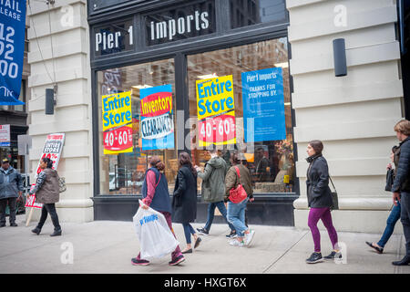 Ein Pier 1 Imports Geschäft am unteren Fifth Avenue in New York auf Samstag, 25. März 2017 ist mit Schildern, die Information der Käufer von den Rabatten im Inneren durch die Schließung des Ladens geschmückt. Pier 1 Imports zuvor angekündigt, dass es über einen Zeitraum von drei Jahren bis zu 100 Filialen geschlossen werden.  (© Richard B. Levine) Stockfoto