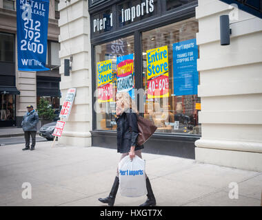 Ein Pier 1 Imports Geschäft am unteren Fifth Avenue in New York auf Samstag, 25. März 2017 ist mit Schildern, die Information der Käufer von den Rabatten im Inneren durch die Schließung des Ladens geschmückt. Pier 1 Imports zuvor angekündigt, dass es über einen Zeitraum von drei Jahren bis zu 100 Filialen geschlossen werden.  (© Richard B. Levine) Stockfoto