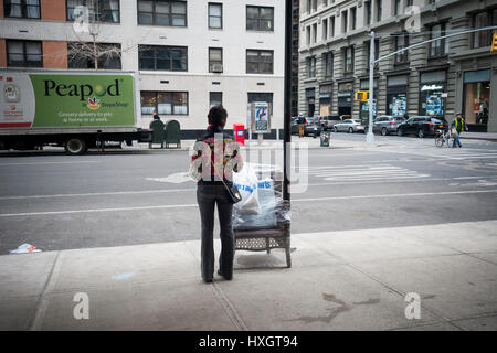 Eine Frau mit ihrem Pier 1 Imports Einkäufe außerhalb eines Ladens Pier 1 am unteren Fifth Avenue in New York auf Samstag, 25. März 2017. Pier 1 Imports zuvor angekündigt, dass es über einen Zeitraum von drei Jahren bis zu 100 Filialen geschlossen werden.  (© Richard B. Levine) Stockfoto