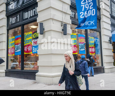 Ein Pier 1 Imports Geschäft am unteren Fifth Avenue in New York auf Samstag, 25. März 2017 ist mit Schildern, die Information der Käufer von den Rabatten im Inneren durch die Schließung des Ladens geschmückt. Pier 1 Imports zuvor angekündigt, dass es über einen Zeitraum von drei Jahren bis zu 100 Filialen geschlossen werden.  (© Richard B. Levine) Stockfoto