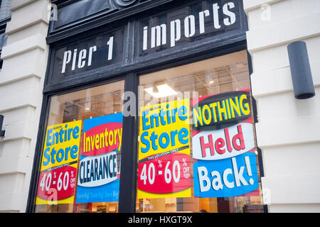 Ein Pier 1 Imports Geschäft am unteren Fifth Avenue in New York auf Samstag, 25. März 2017 ist mit Schildern, die Information der Käufer von den Rabatten im Inneren durch die Schließung des Ladens geschmückt. Pier 1 Imports zuvor angekündigt, dass es über einen Zeitraum von drei Jahren bis zu 100 Filialen geschlossen werden.  (© Richard B. Levine) Stockfoto