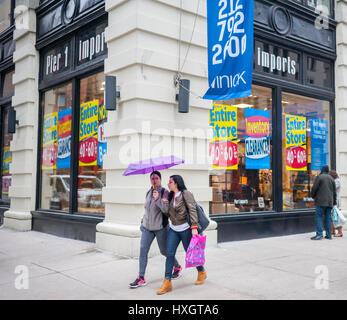 Ein Pier 1 Imports Geschäft am unteren Fifth Avenue in New York auf Samstag, 25. März 2017 ist mit Schildern, die Information der Käufer von den Rabatten im Inneren durch die Schließung des Ladens geschmückt. Pier 1 Imports zuvor angekündigt, dass es über einen Zeitraum von drei Jahren bis zu 100 Filialen geschlossen werden.  (© Richard B. Levine) Stockfoto