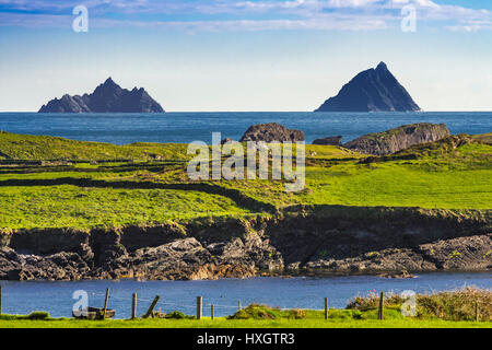 Skellig Inseln, Little Skellig (links), Skellig Michael (rechts), Blick von Valentia Island, County Kerry, Irland Stockfoto