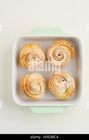 Frisch gebackenes Cruffins Trend Gebäck in leichten Schüssel Stockfoto