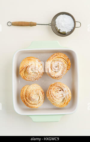 Frisch gebackenes Cruffins Trend Gebäck in leichten Schüssel Stockfoto