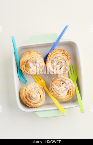 Frisch gebackenes Cruffins Trend Gebäck in leichten Schüssel Stockfoto