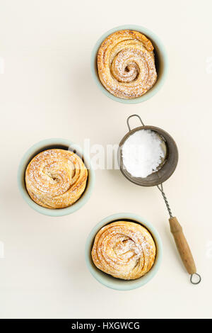 Frisch gebackene Cruffins Trend Gebäck in leichte Schalen Stockfoto