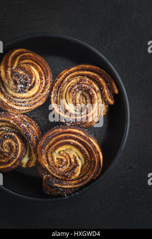 Frisch gebackenes Cruffins Trend Gebäck in dunkle Schale Stockfoto