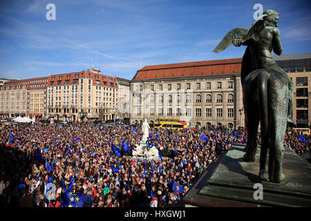 Europa, Deutschland, Berlin, Mitte, Gendarmenmarkt, Demo Fuer Europa der Buergerinitiative Puls Europas | Demonstration für EU Stockfoto