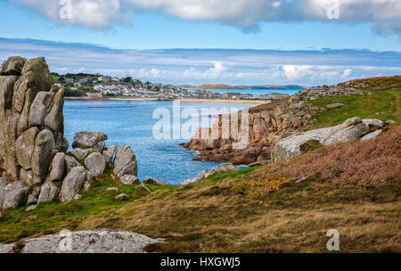 Hugh Town und Porthcressa Strand an Str. Marys in der Scilly-Inseln mit der Insel Bryher jenseits Stockfoto