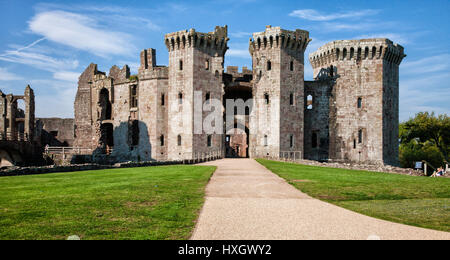 Reichweite und Schloss Eingangstor des Raglan Castle in Monmouthshire South Wales Stockfoto