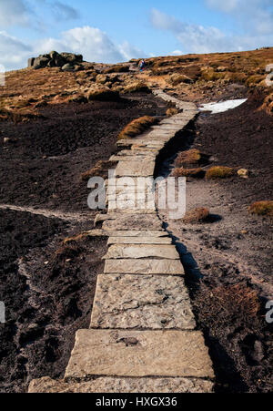 Steinplatten Weg über exponierte Torf zur Erosion von Wanderer auf dem Plateau der kinder Scout in Derbyshire Peak District Großbritannien reduzieren Stockfoto