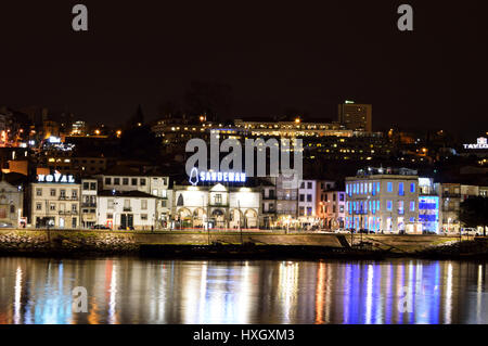 Blick über den bestehenden Fluss zur Avenida de Diogo Leite bei Nacht in Porto, Nacht Stadtbild, Portugal Stockfoto