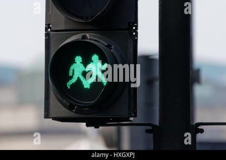 Vielfalt Fußgängerüberweg Licht installiert am Trafalgar Square in London England Vereinigtes Königreich UK Stockfoto