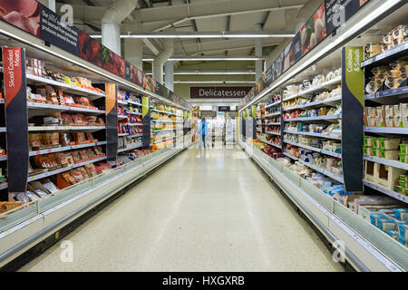 Gang in Tesco Supermarkt Lebensmittelhalle, Großbritannien Stockfoto