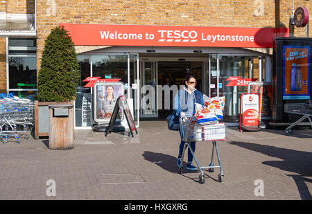 Käufer außerhalb Tesco-Supermarkt in Leytonstone, London England Vereinigtes Königreich UK Stockfoto