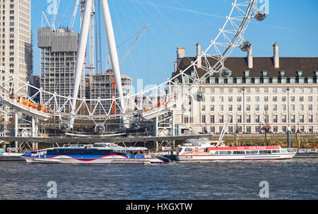 Kreuzfahrt Boote am London Eye Pier an der Themse, London England Vereinigtes Königreich UK Stockfoto