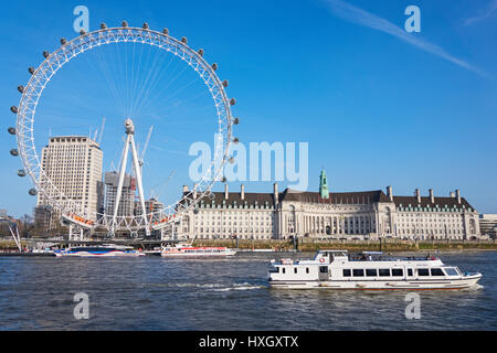 Kreuzfahrt Boote am London Eye Pier an der Themse, London England Vereinigtes Königreich UK Stockfoto