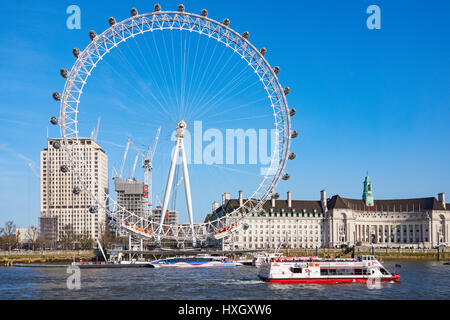 Kreuzfahrt Boote am London Eye Pier an der Themse, London England Vereinigtes Königreich UK Stockfoto