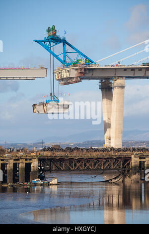 Die Beleuchtung des letzten Teilstück der Queensferry Crossing im Ort, in der Nähe von Edinburgh, Schottland. Stockfoto