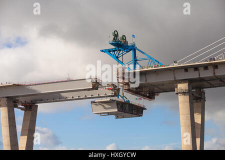 Die Beleuchtung des letzten Teilstück der Queensferry Crossing im Ort, in der Nähe von Edinburgh, Schottland. Stockfoto