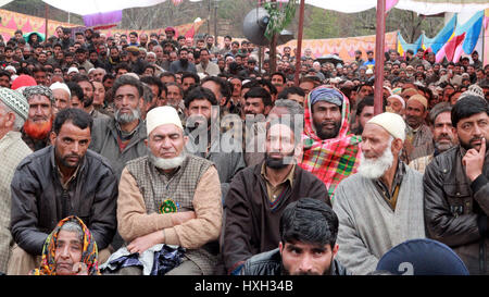 Anantnag, Indien. 28. März 2017. Unterstützer der Völker Democratic Party (PDP) hören Rede von Chief Minister J & K Mehbooba Mufti (nicht) in Bildern im indischen Parlament Wahlkampf rally bei im Süden Kaschmir Kokernag Bereich der Bezirk Anantnag. Bildnachweis: Muneeb Ul Islam/Pacific Press/Alamy Live-Nachrichten Stockfoto