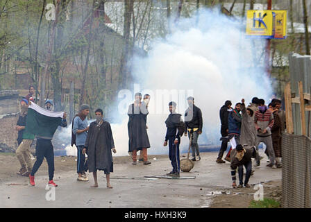 Srinagar, Kaschmir. 28. März 2017. Demonstranten Zusammenstoß mit der indischen Polizei in zentralen Kaschmir Chadoora etwa 20 Kilometer von Srinagar die Sommerhauptstadt von Kaschmir am 28. März 2017. Bildnachweis: Pazifische Presse/Alamy Live-Nachrichten Stockfoto